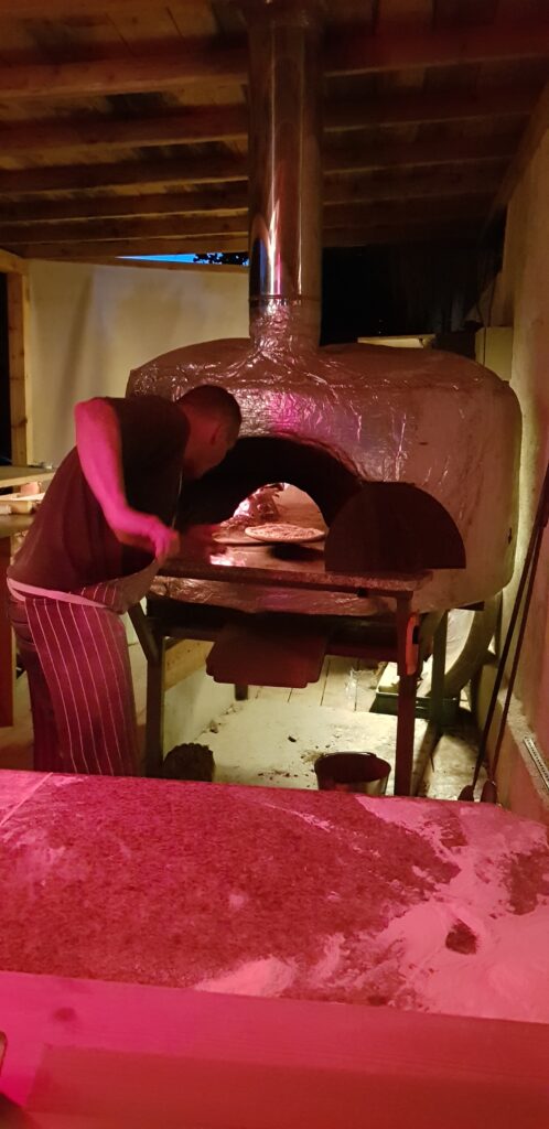 Bułgaria pizza z pieca opalanego drewnem. Mistrz kuchni.